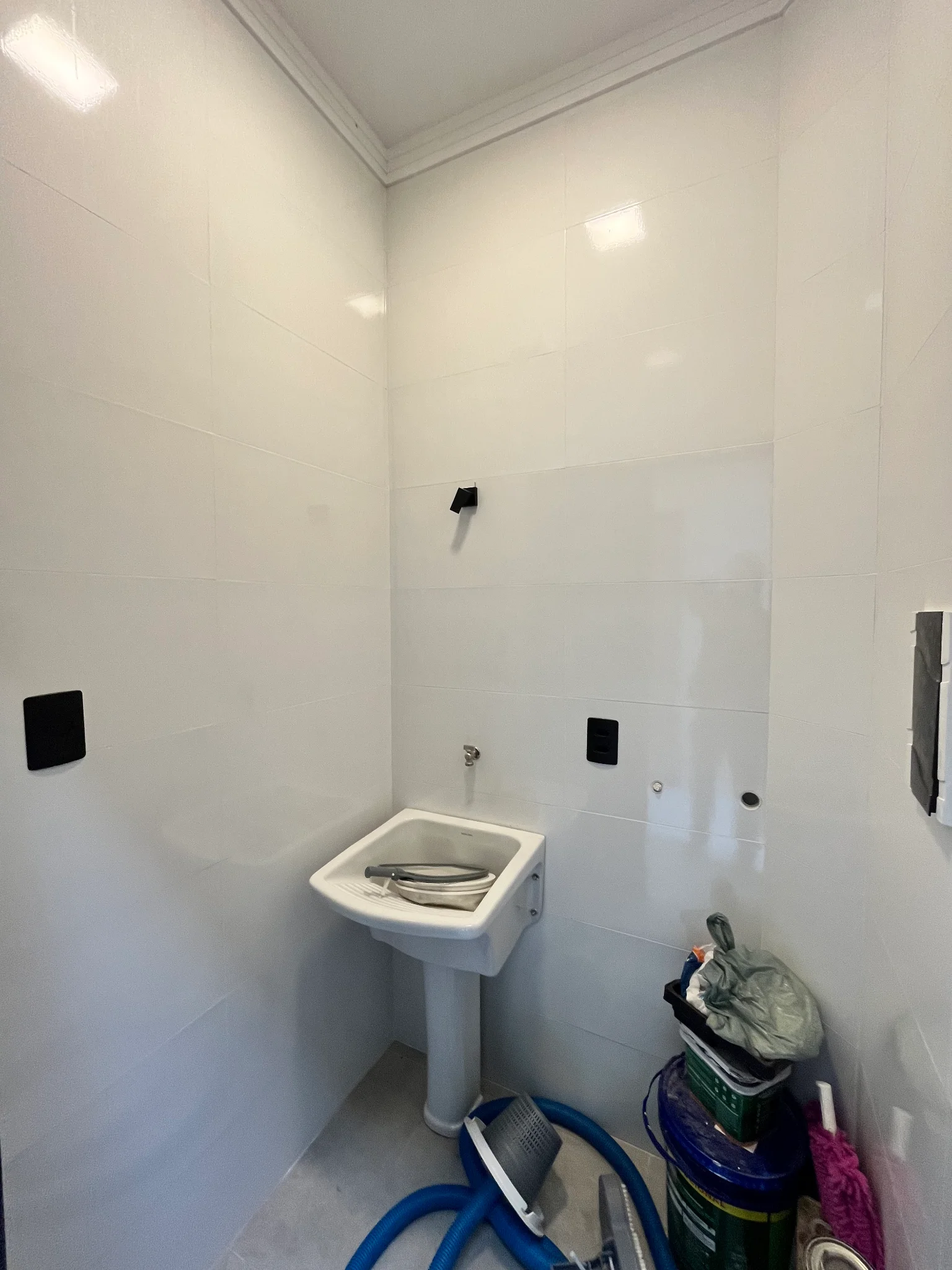 Casa térrea moderna com ilha gourmet à venda no Condomínio Laguna Residencial em Pindamonhangaba/SP