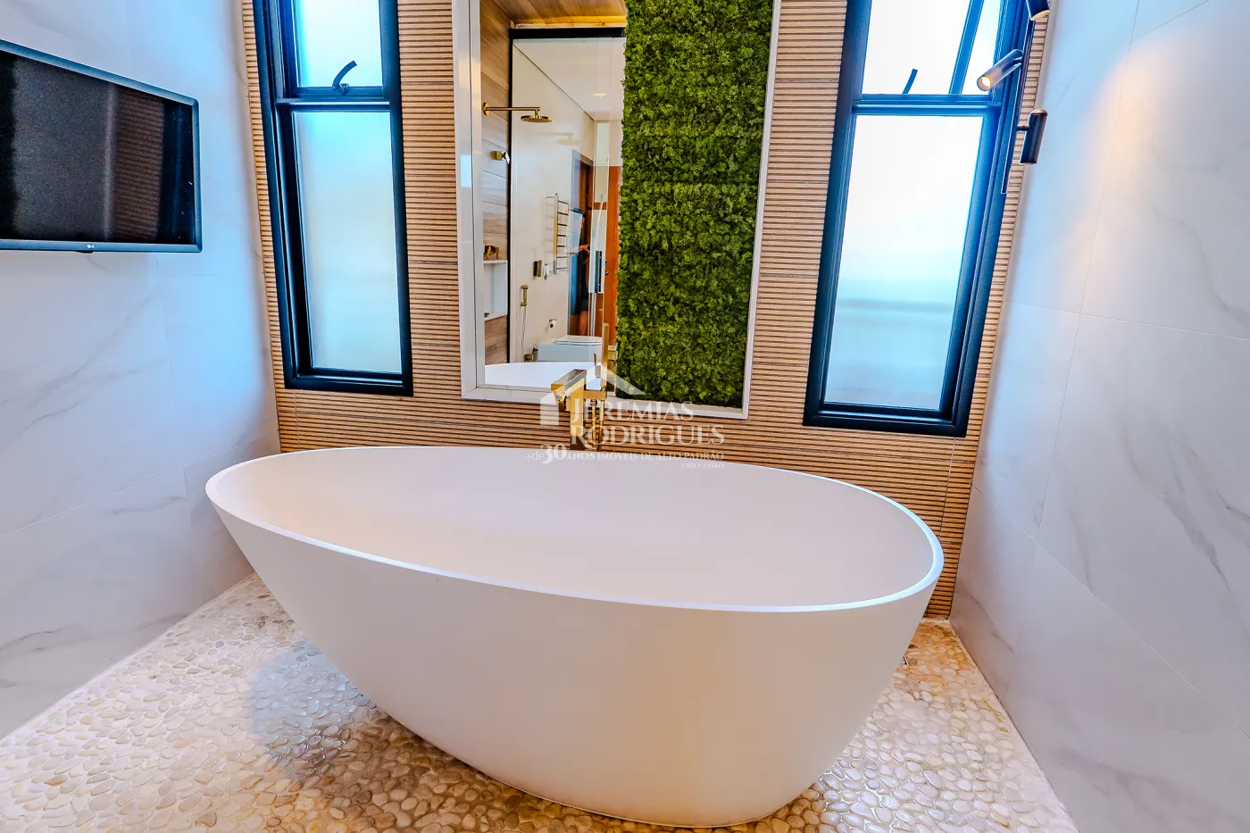 Casa à venda com 4 suítes no Condomínio Taubaté Village em Taubaté/SP.