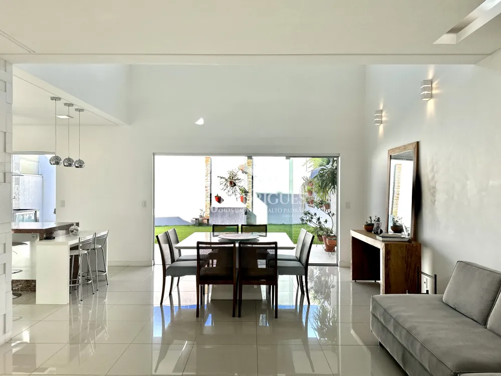 Casa mobiliada para locação no Condomínio Campos do Conde I em Tremembé/SP. 