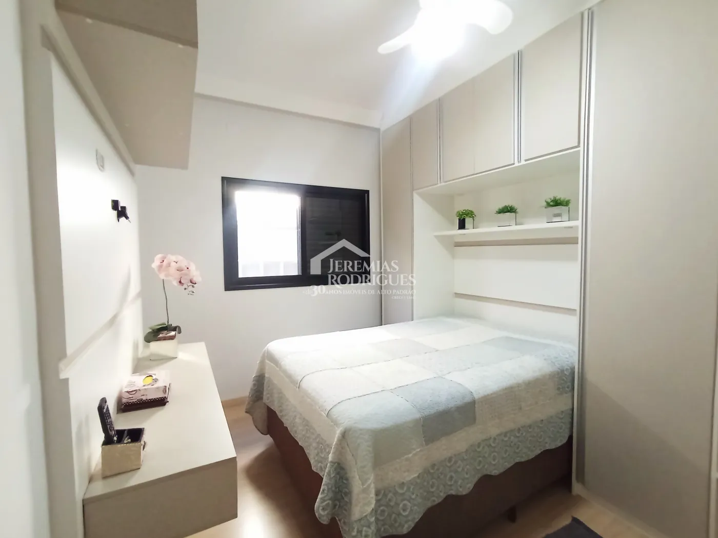 Casa à venda com 3 dormitórios no Condomínio Terras do Vale em Caçapava/SP.