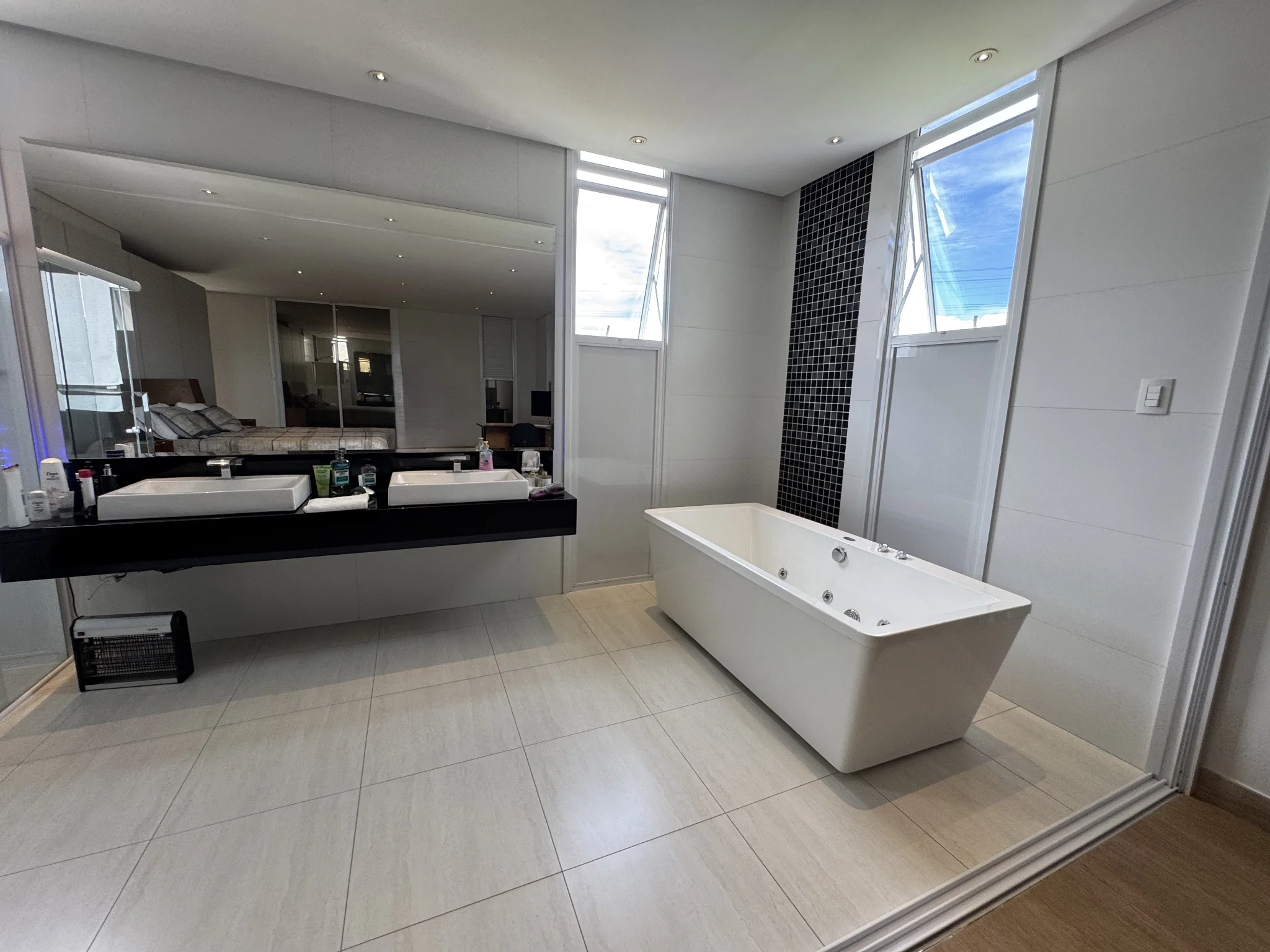 Casa à venda com 4 suítes no Condomínio Colonial Village I em Pindamonhangaba/SP. 