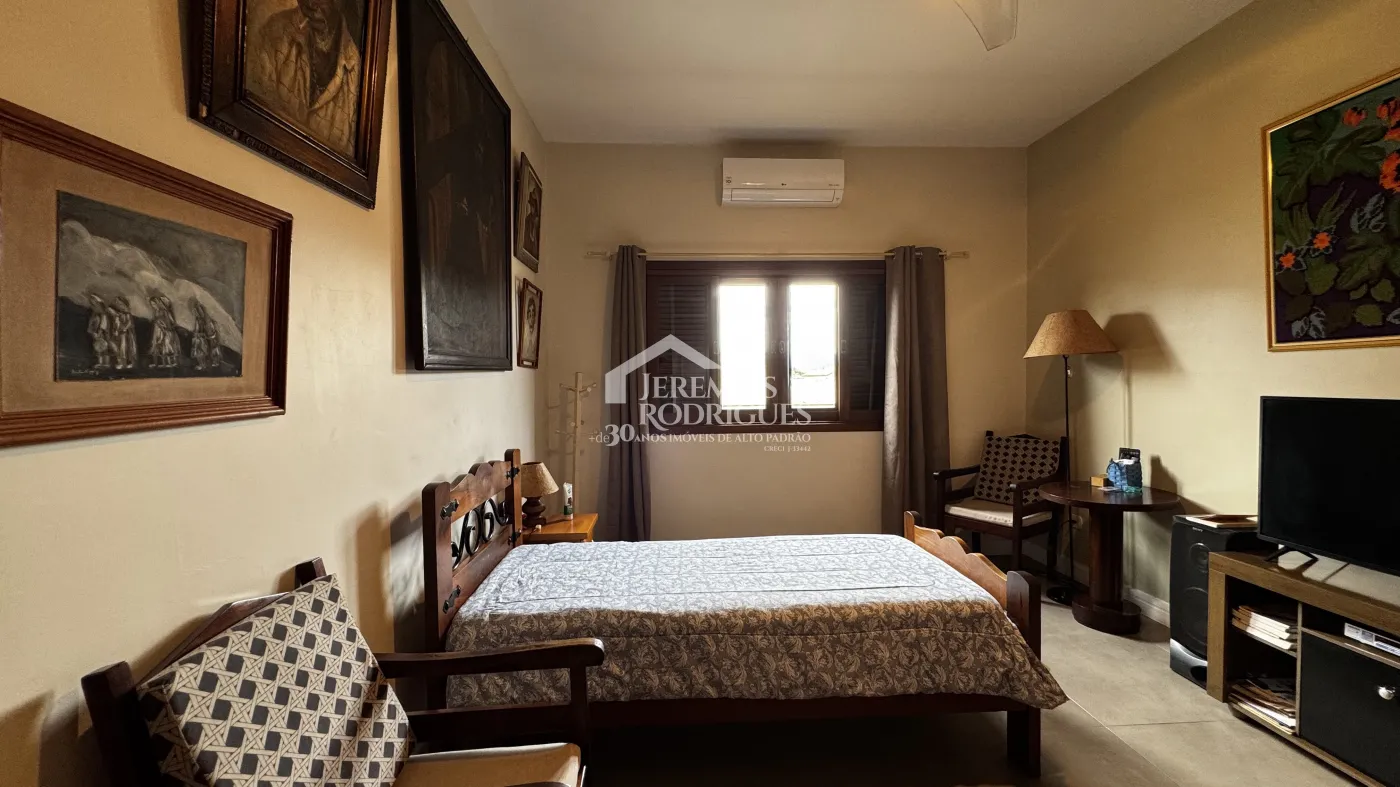 Casa assobradada à venda com 4 dormitórios no Condomínio Jardim das Hortênsias em Taubaté/SP.