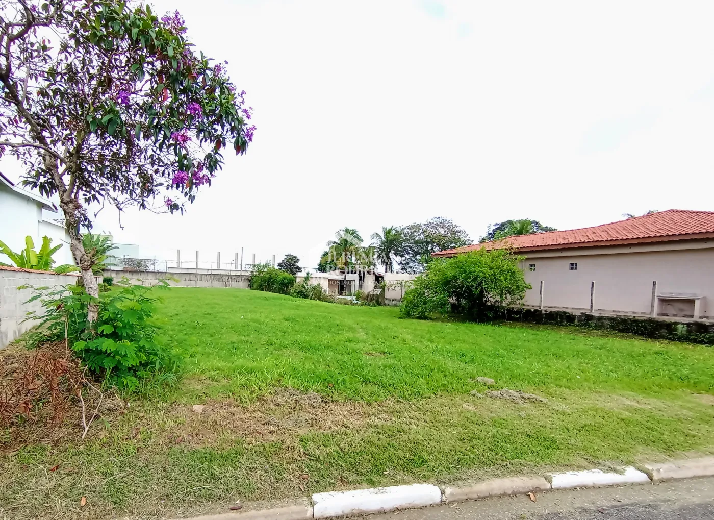 Terreno à venda com 1.234,50 m² no Condomínio Village Paineiras em Pindamonhangaba/SP.