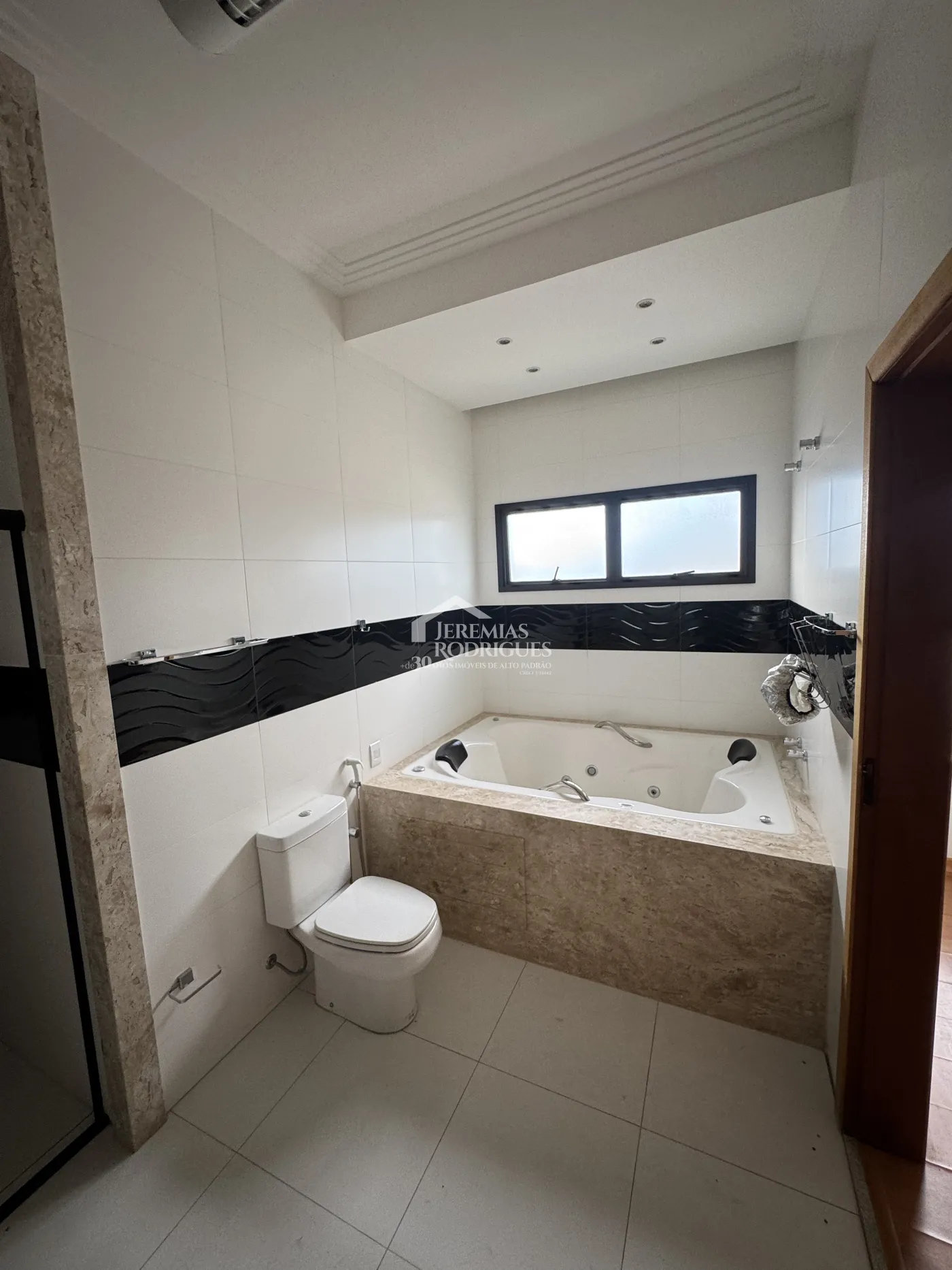 Casa para venda e locação com 4 suítes no Condomínio Village Splendore em Pindamonhangaba/SP.
