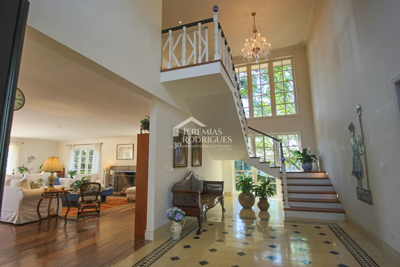 Sobrado com 6 suítes, 615 m² - Vila Inglesa - Campos do Jordão/SP.