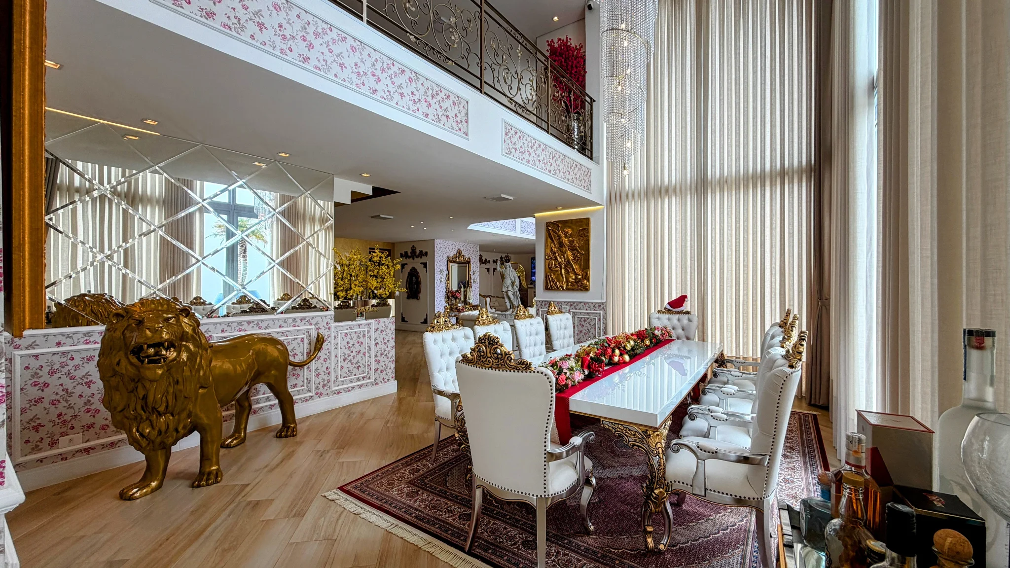 Casa à venda com 4 suítes no  Condomínio Iporanga em Campos do Jordão/SP. 