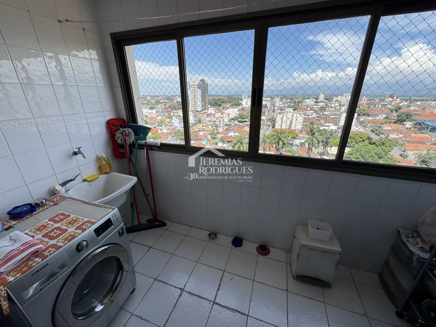 Apartamento à venda com 3 suítes, 276 m² no Edifício Vienna em Pindamonhangaba/SP.