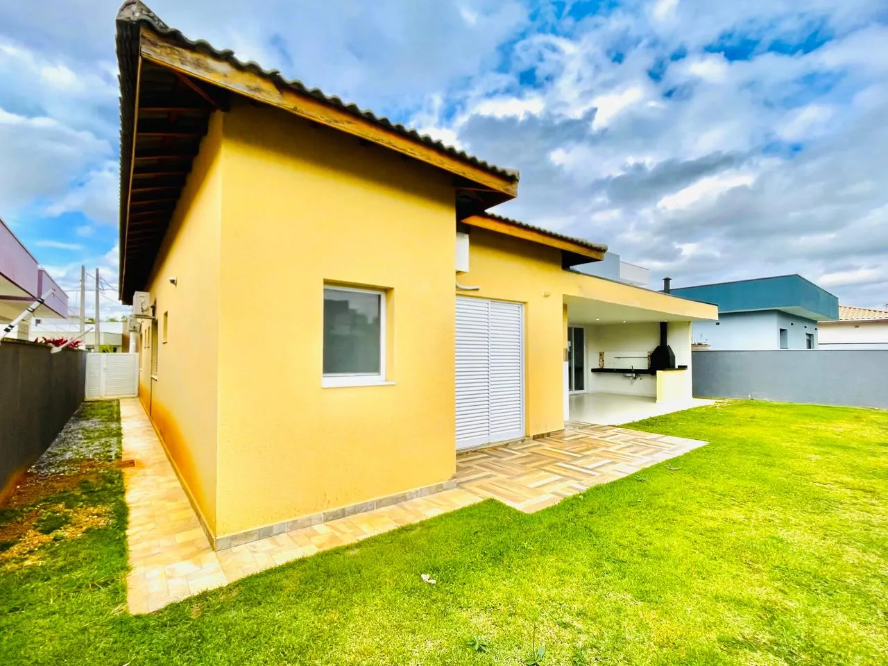 Casa para locação e venda no Condomínio Real Ville em Pindamonhangaba/SP.
