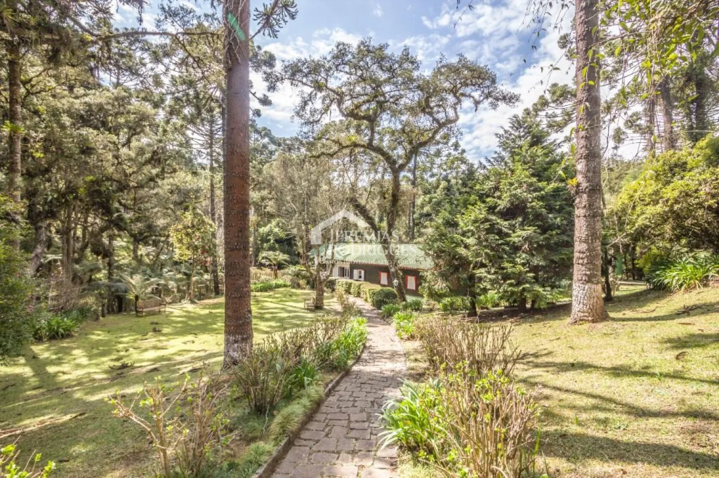 Casa à venda com 5 dormitórios no Jardim Embaixador em Campos do Jordão/SP