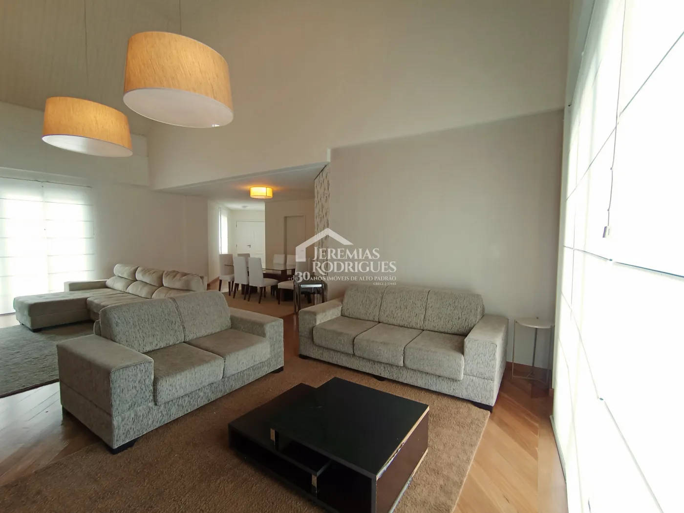 Apartamento duplex à venda com 4 suítes, 401 m² no Condomínio Chateau D Amboise em Campos do Jordão/SP.