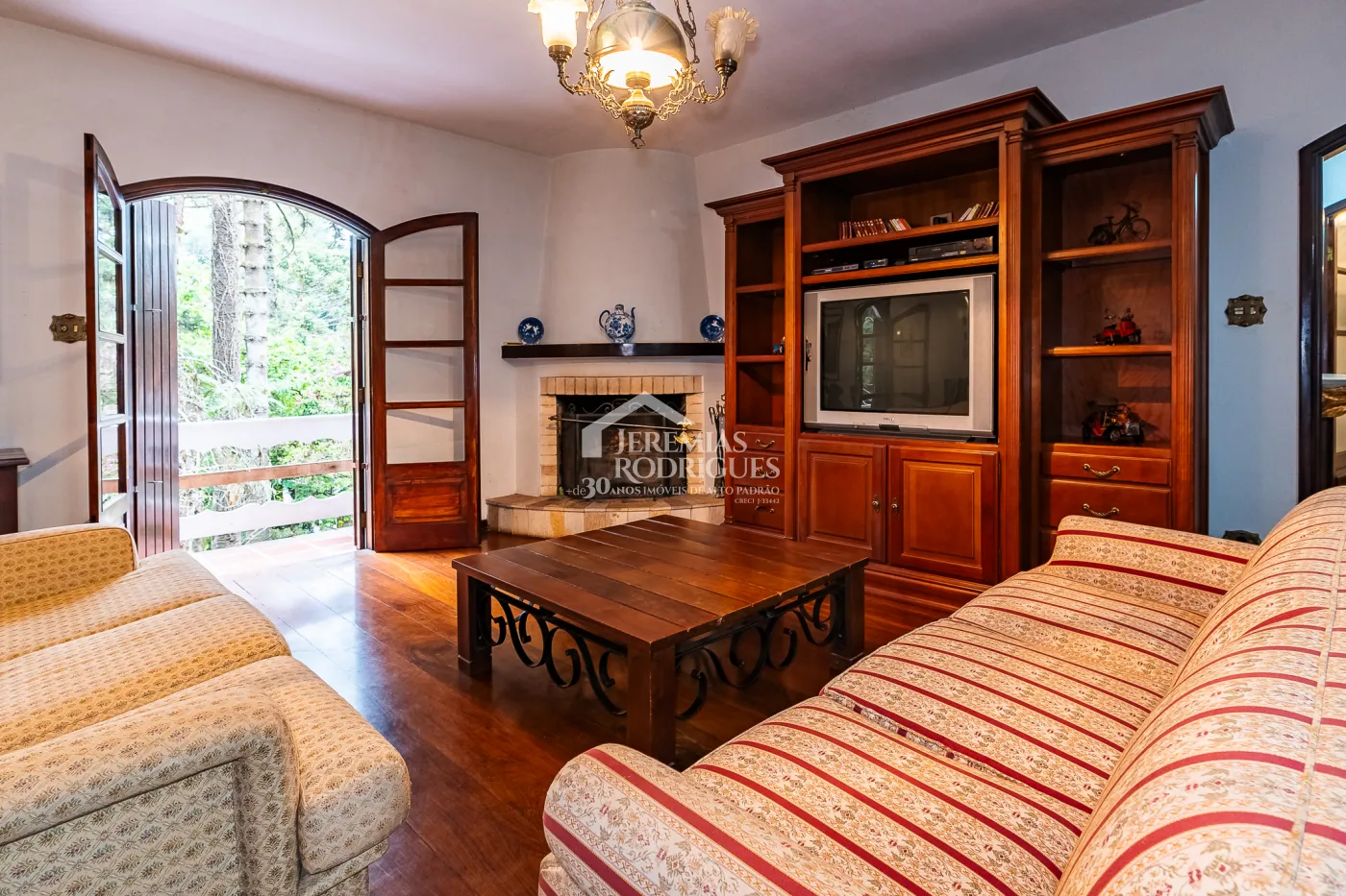 Casa com 7 dormitórios, 924 m² - Recanto das Araucárias - Campos do Jordão/SP