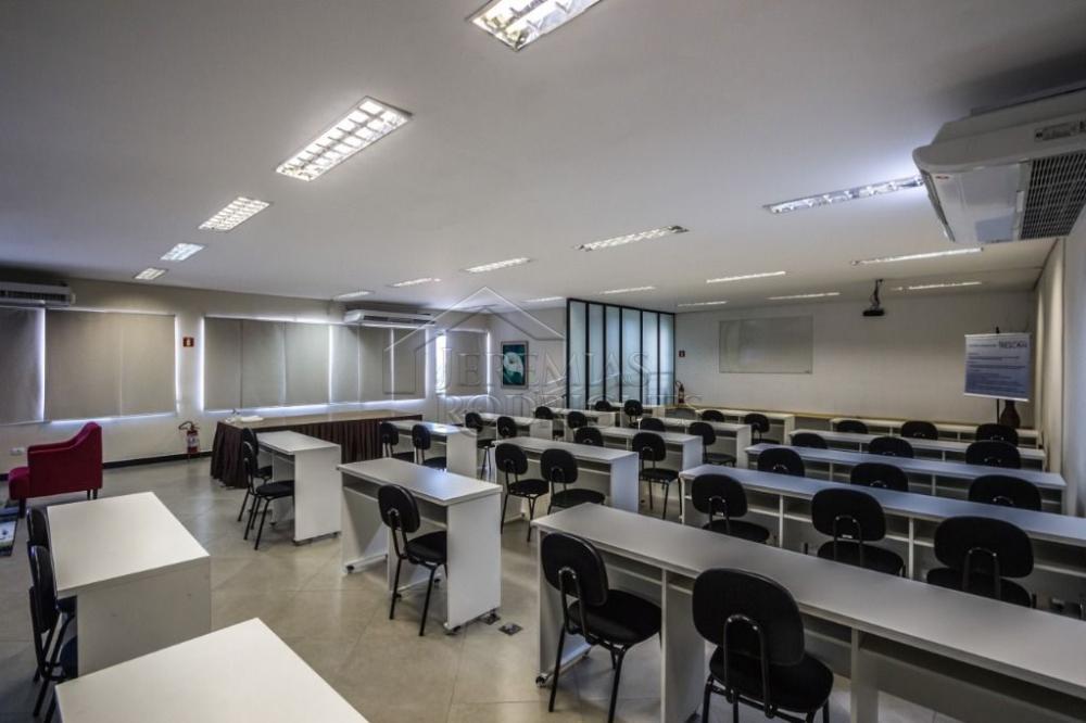 Prédio comercial à venda no Centro em Taubaté/SP. 