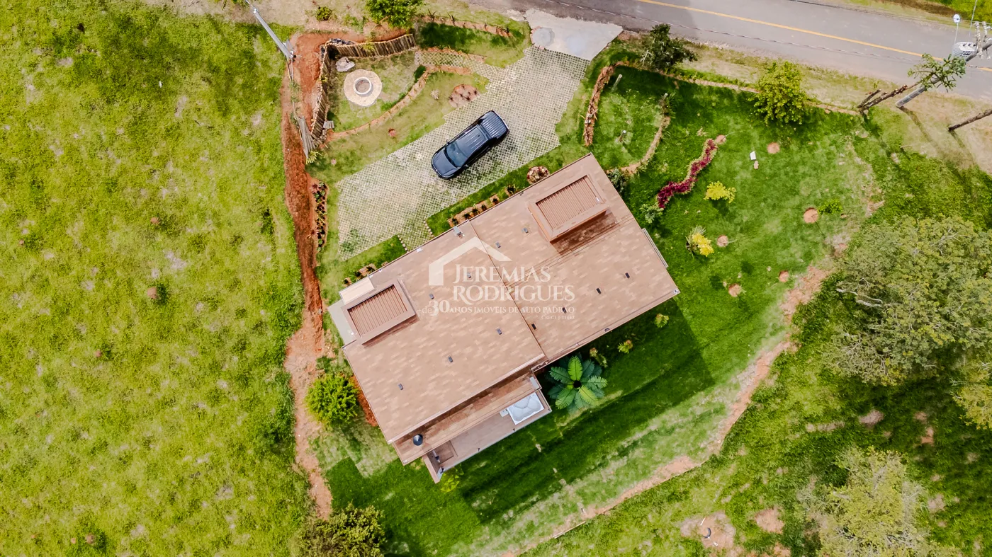 Casa à venda térrea com 2 suítes no Condomínio Parque da Mantiqueira em Santo Antônio do Pinhal/SP.