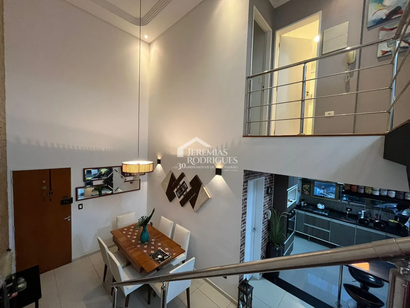 Apartamento duplex à venda com 2 dormitórios, 107 m² no Edifício Jabuticabeiras em Taubaté/SP.