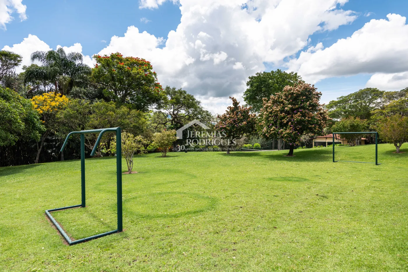 Sitio com 9 suítes, 2.600 m² - Piracaia/SP.