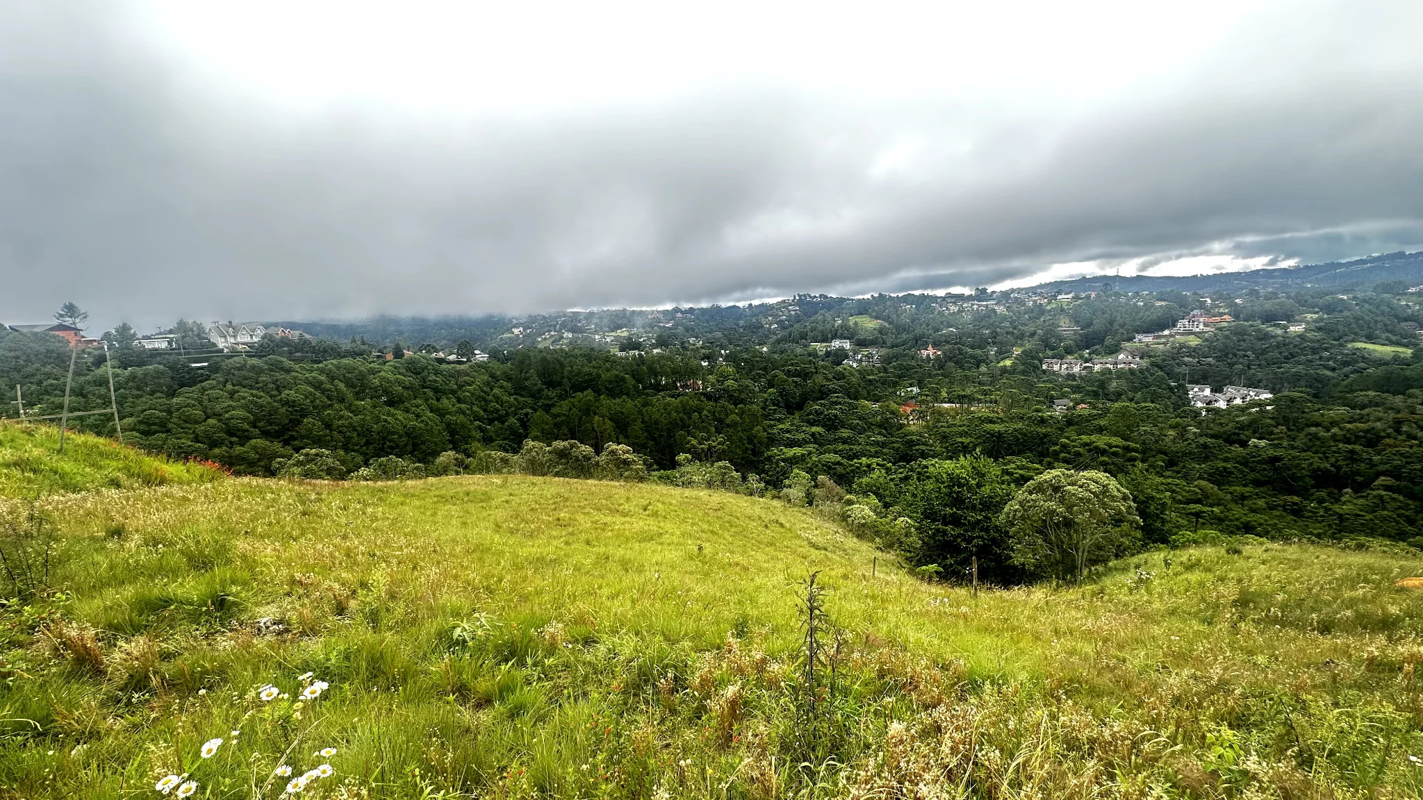 Terreno à venda com 2.650 m² no Condomínio Reserva Figueiredo em Campos do Jordão/SP. 
