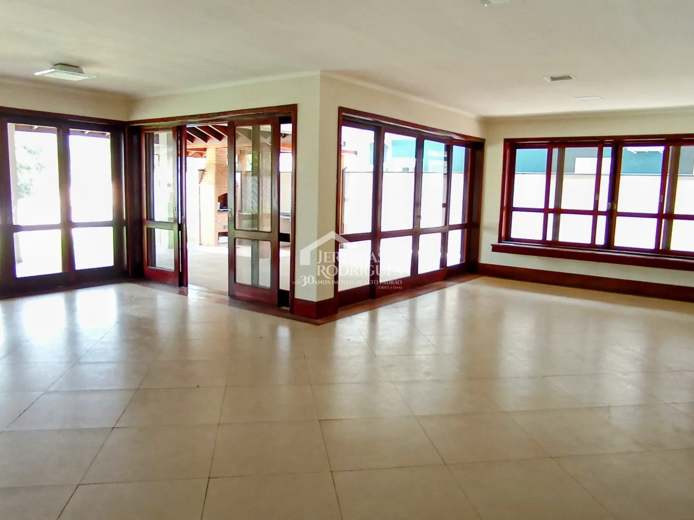 Casa à venda e locação com 4 suítes no Condomínio Colonial Village I em Pindamonhangaba/SP.