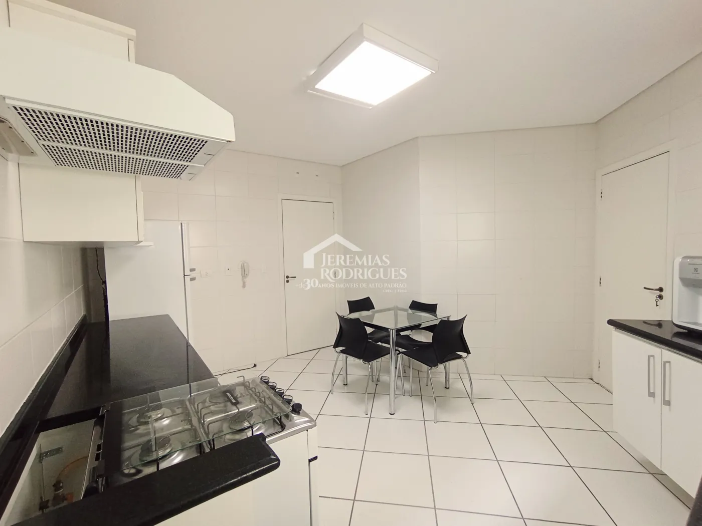 Apartamento duplex à venda com 4 suítes, 401 m² no Condomínio Chateau D Amboise em Campos do Jordão/SP.