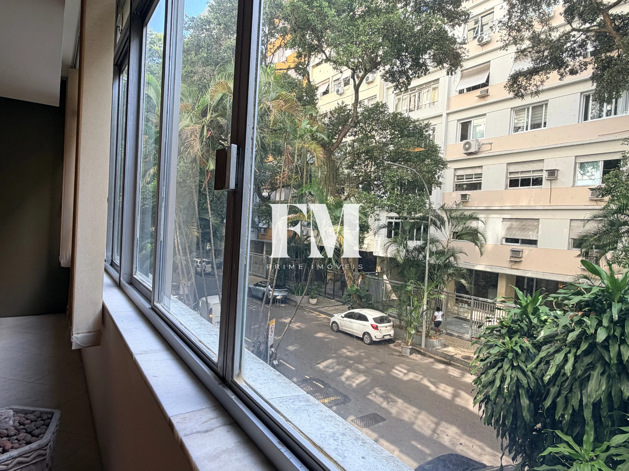 Apartamento à venda com amplitude, design, 4 quartos, e 2 vagas a 350m da praia em Copacabana posto