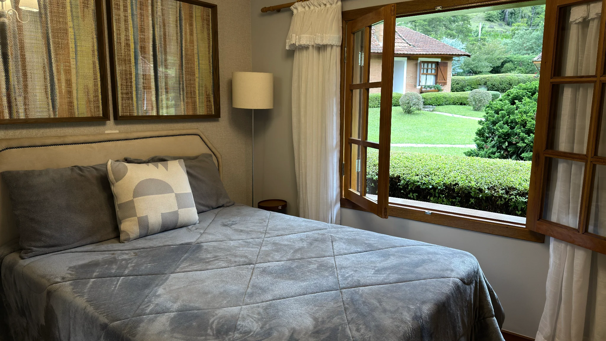 Casa à venda com 2 dormitórios no Condomínio Petiti Village em Campos do Jordão/SP.