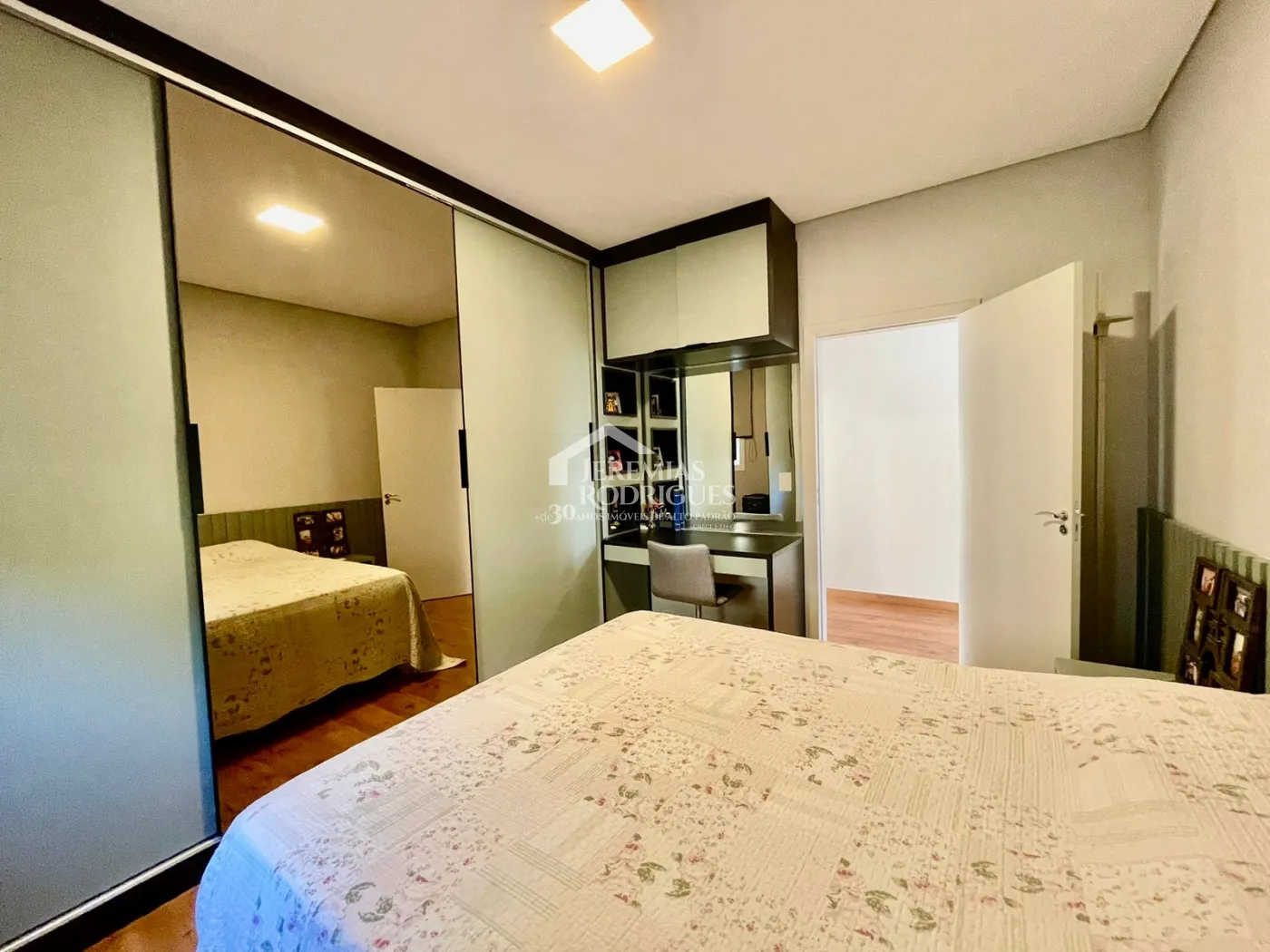 Casa à venda com 3 dormitórios no Condomínio Village da Serra em Tremembé/SP.