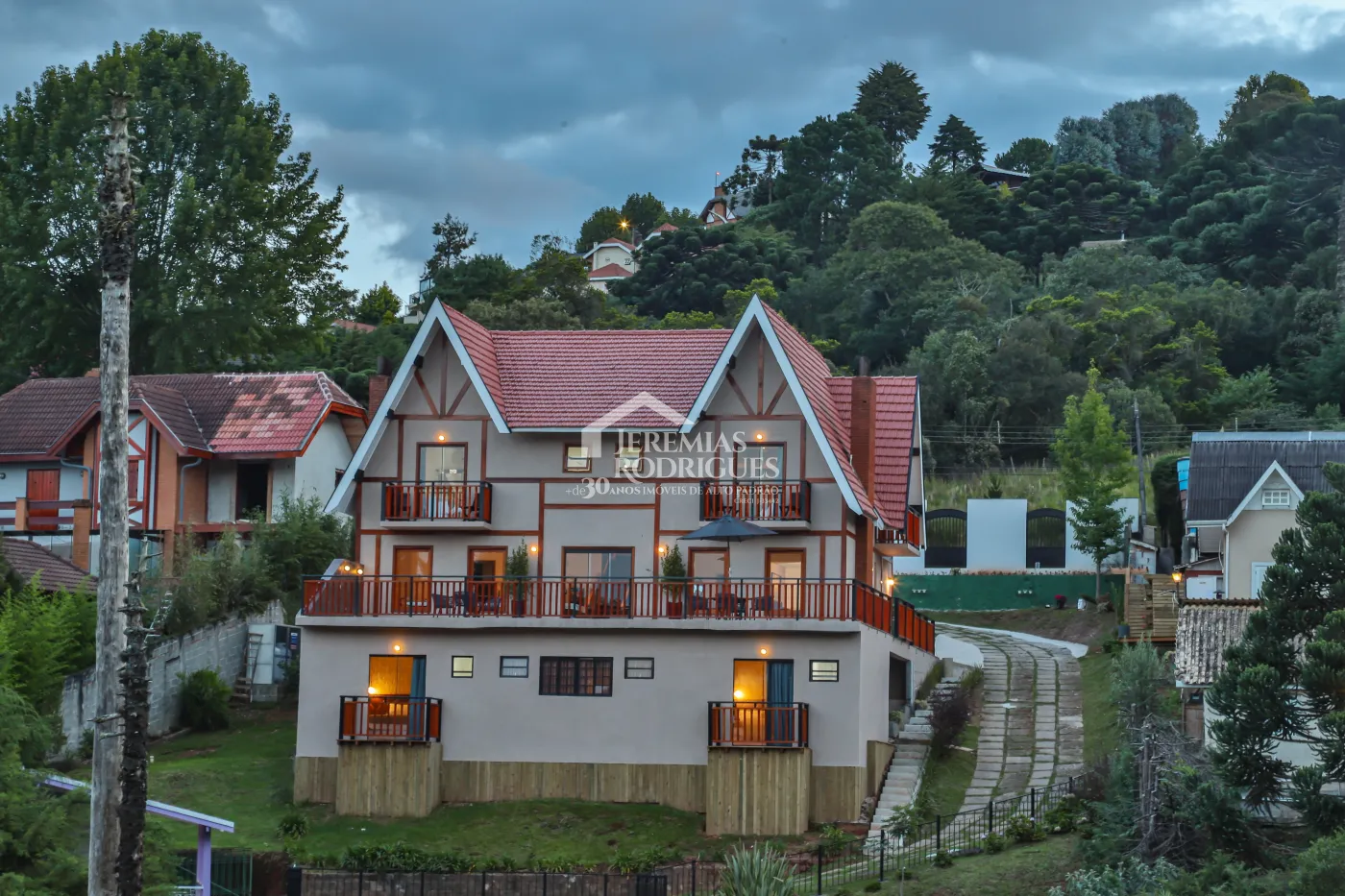 Pousada com 10 suítes, 518 m² - Recanto das Araucárias - Campos do Jordão/SP.