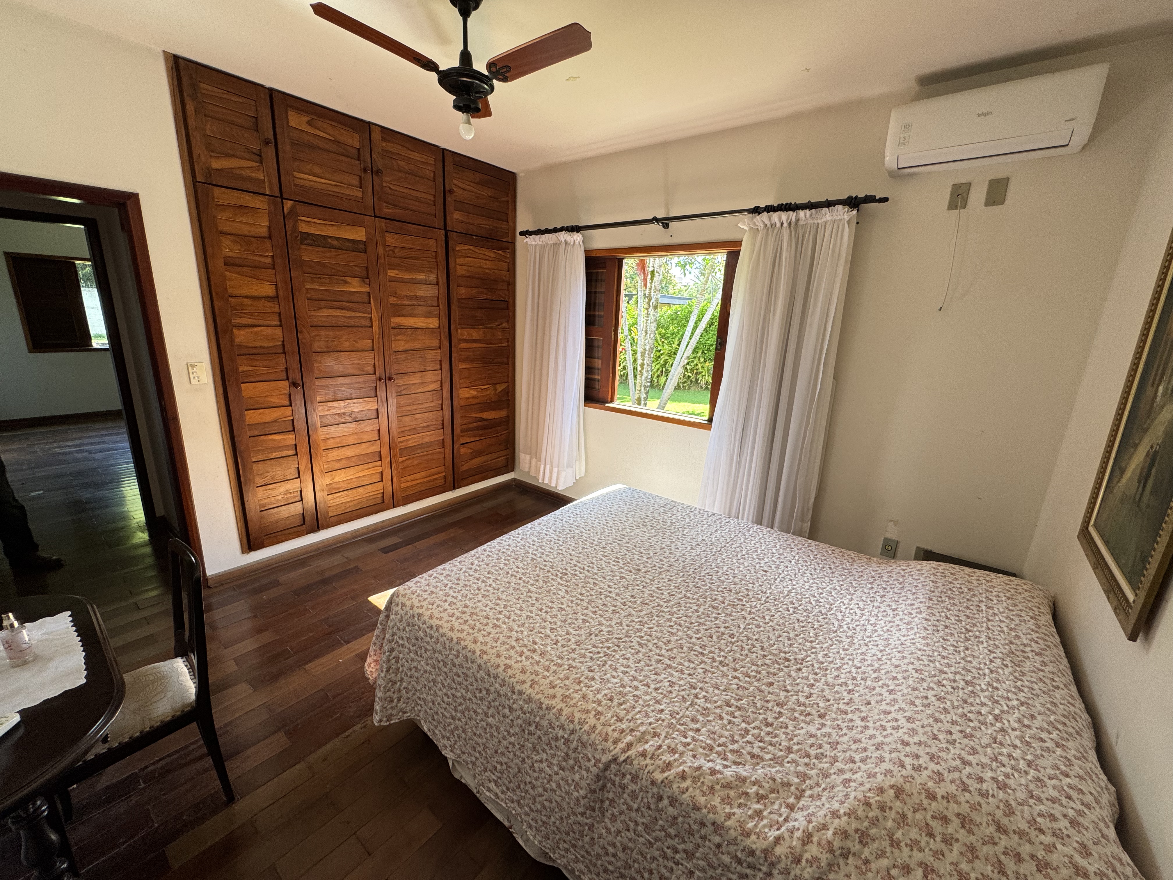 Casa à venda com 4 dormitórios no Condomínio Village Paineiras em Pindamonhangaba/SP.