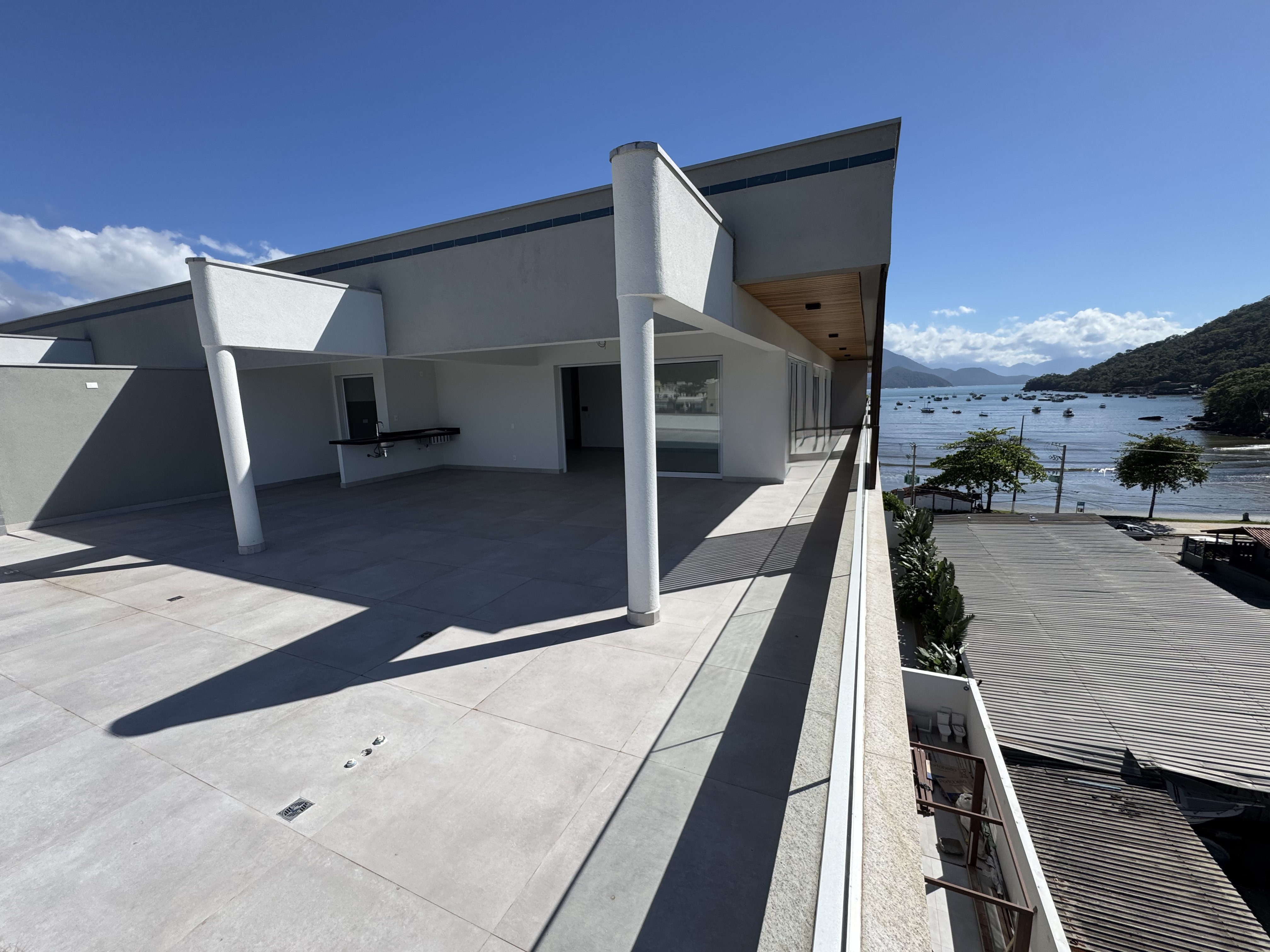 Apartamento à venda com 3 suítes no Condomínio Ankor Residencial em Ubatuba/SP.