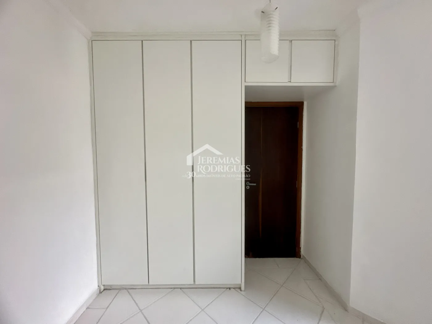 Casa para venda e locação com 4 dormitórios no Condomínio Alto dos Pinheiros em Taubaté/SP.