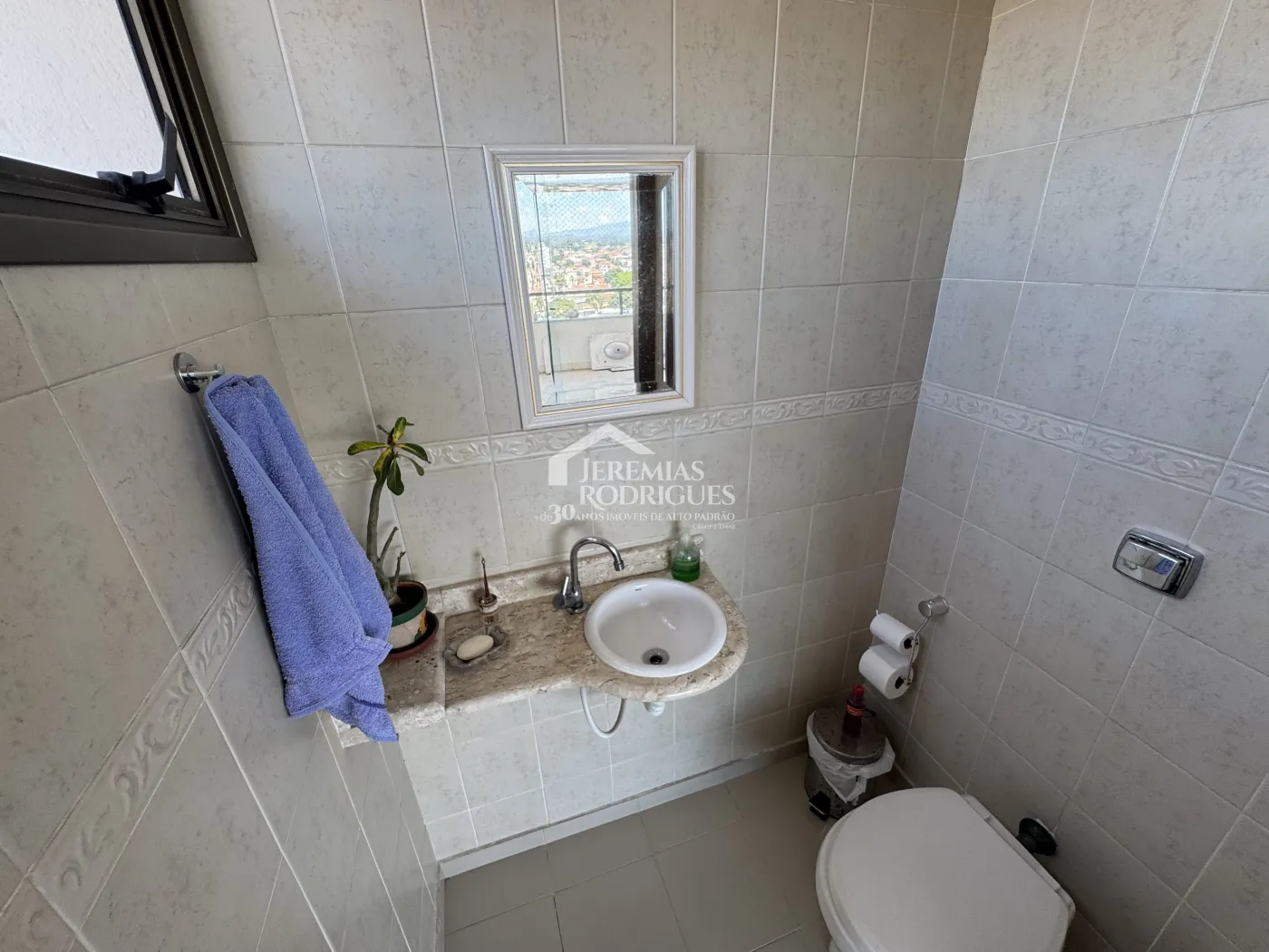 Apartamento à venda com 3 suítes, 276 m² no Edifício Vienna em Pindamonhangaba/SP.