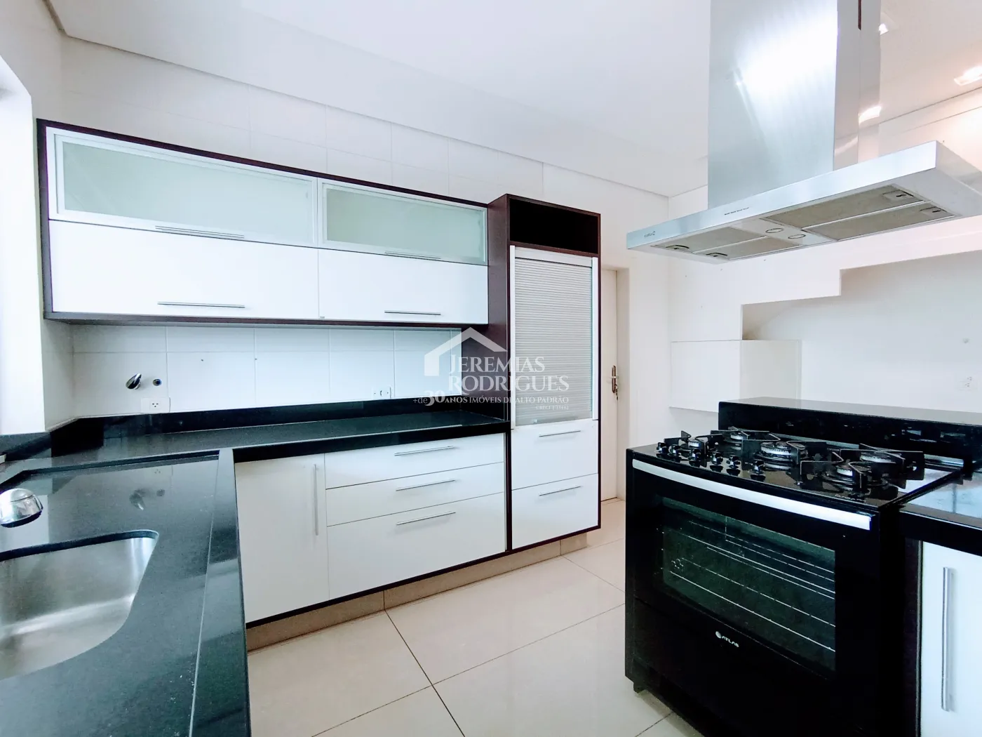 Casa para venda e locação com 4 suítes no Condomínio Taubaté Village em Taubaté/SP.