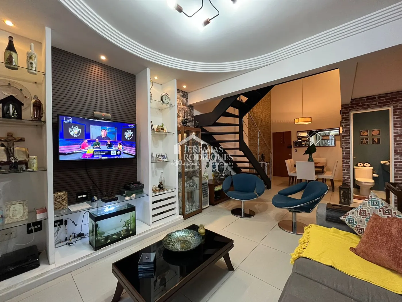 Apartamento duplex à venda com 2 dormitórios, 107 m² no Edifício Jabuticabeiras em Taubaté/SP.