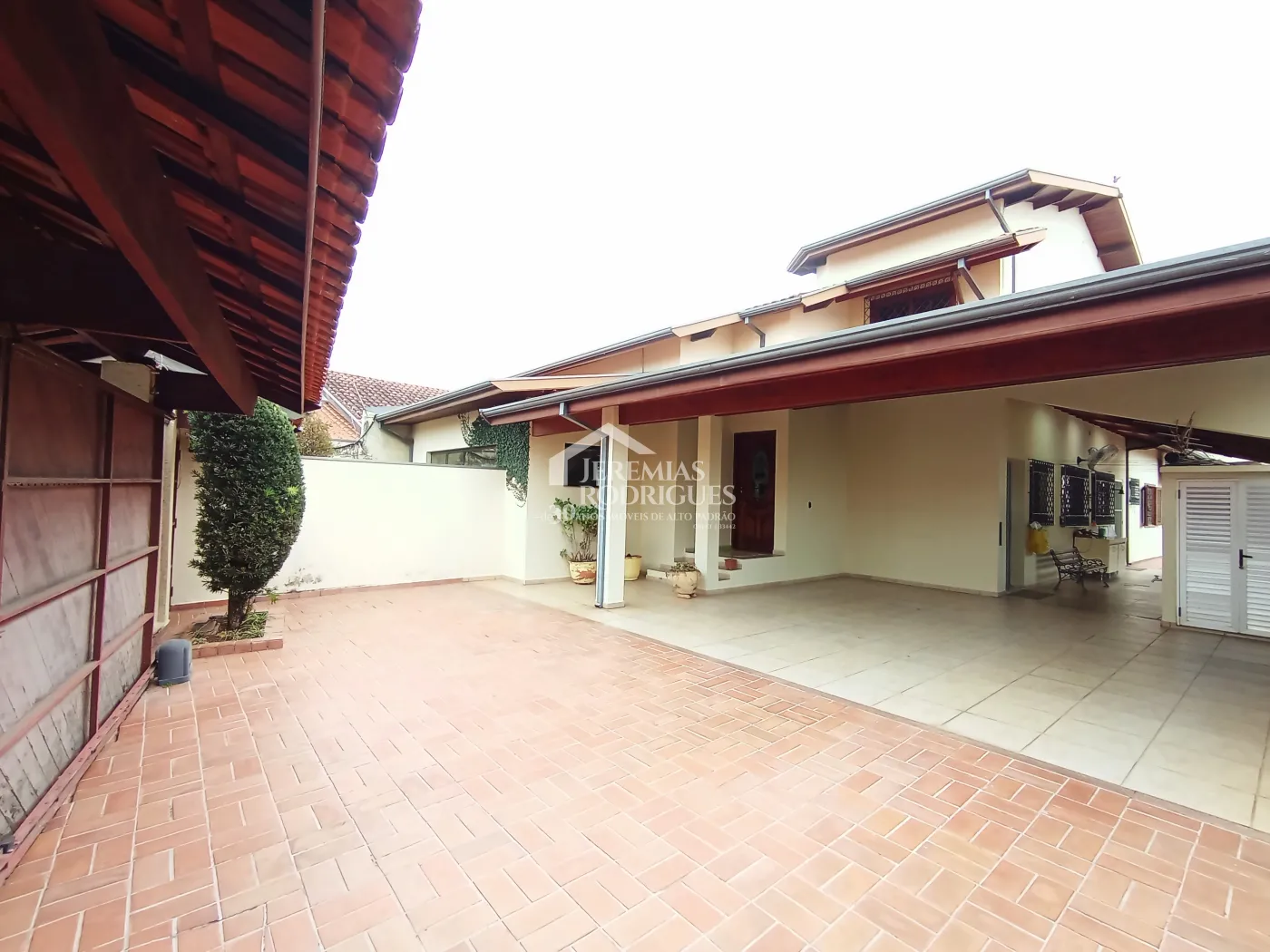 Casa para venda e locação com 3 suítes no bairro Parque das Flores em Taubaté/SP.