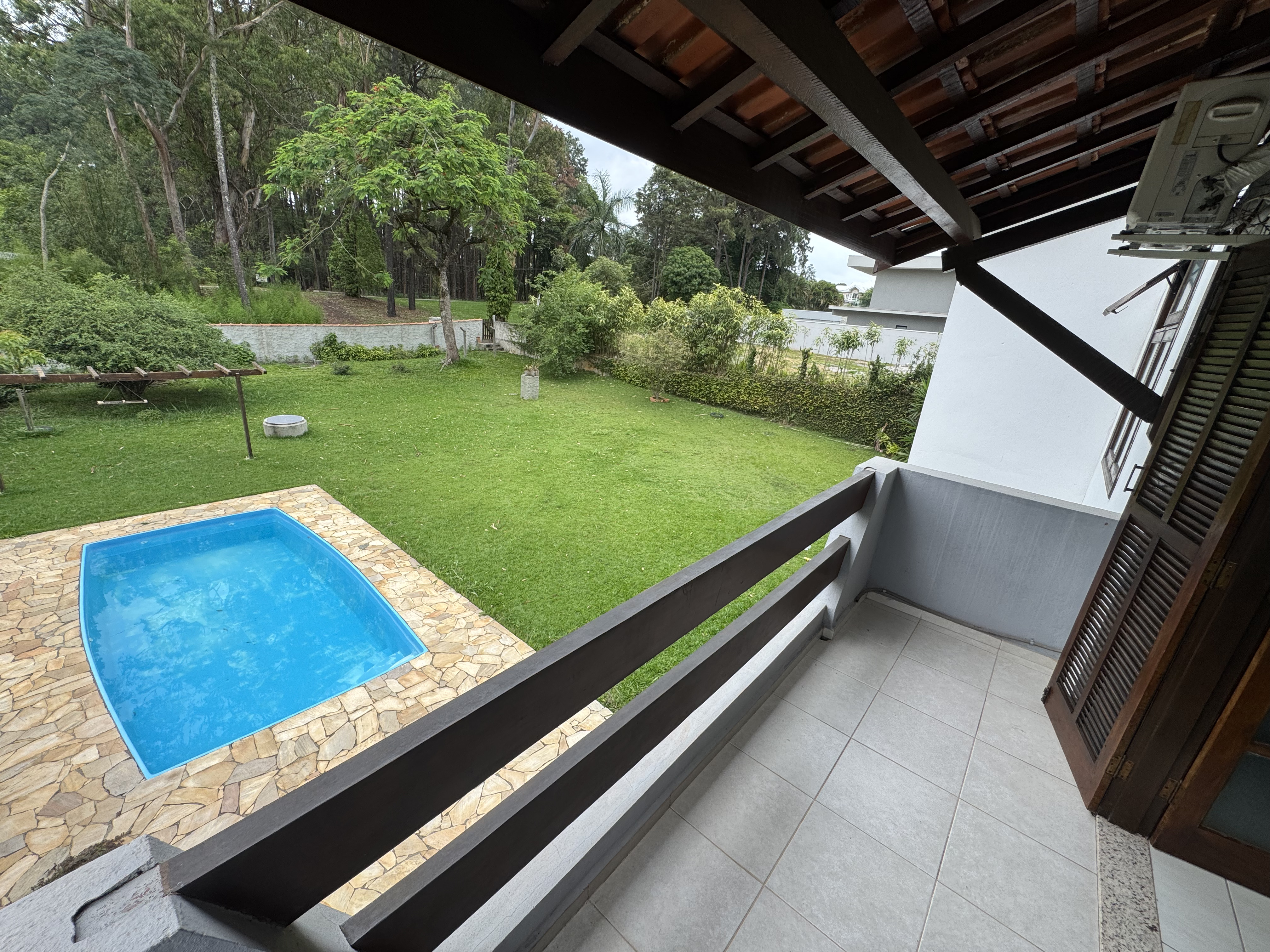 Casa à venda com 3 dormitórios no Condomínio Village Paineiras em Pindamonhangaba/SP.