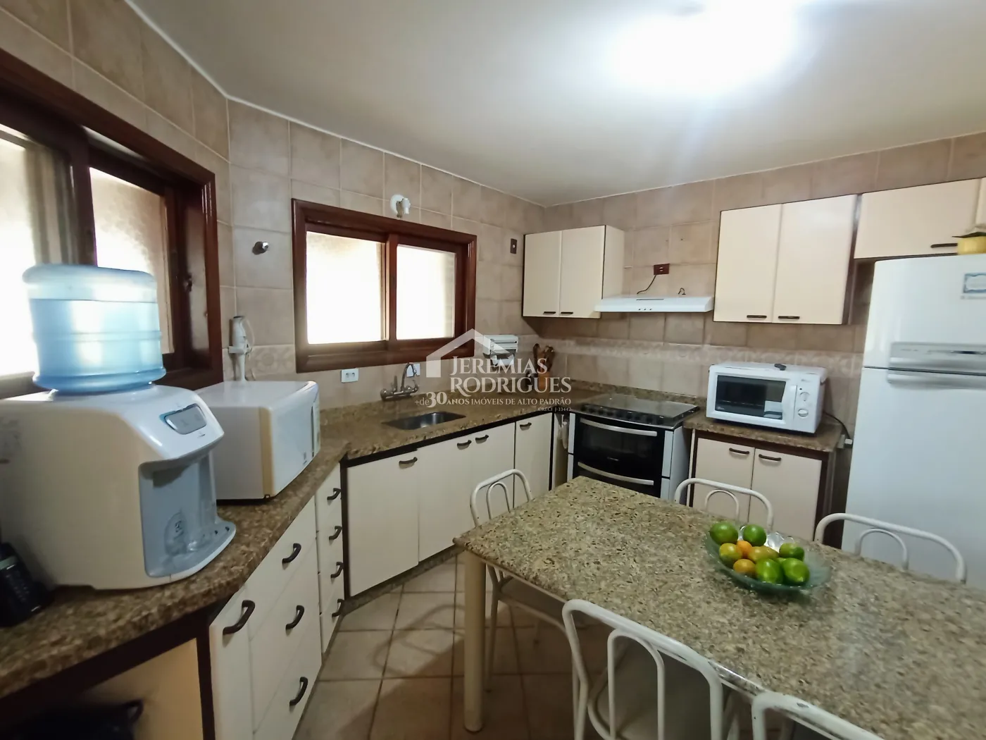 Casa à venda com 4 dormitórios no Condomínio Village Paineiras em Pindamonhangaba/SP.