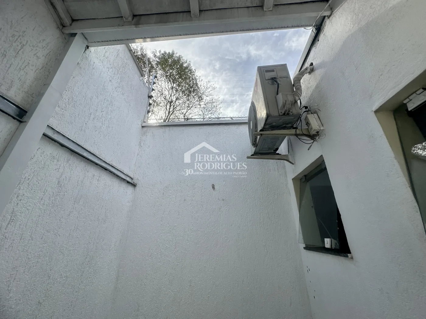 Casa para venda e locação com 4 dormitórios no Condomínio Alto dos Pinheiros em Taubaté/SP.