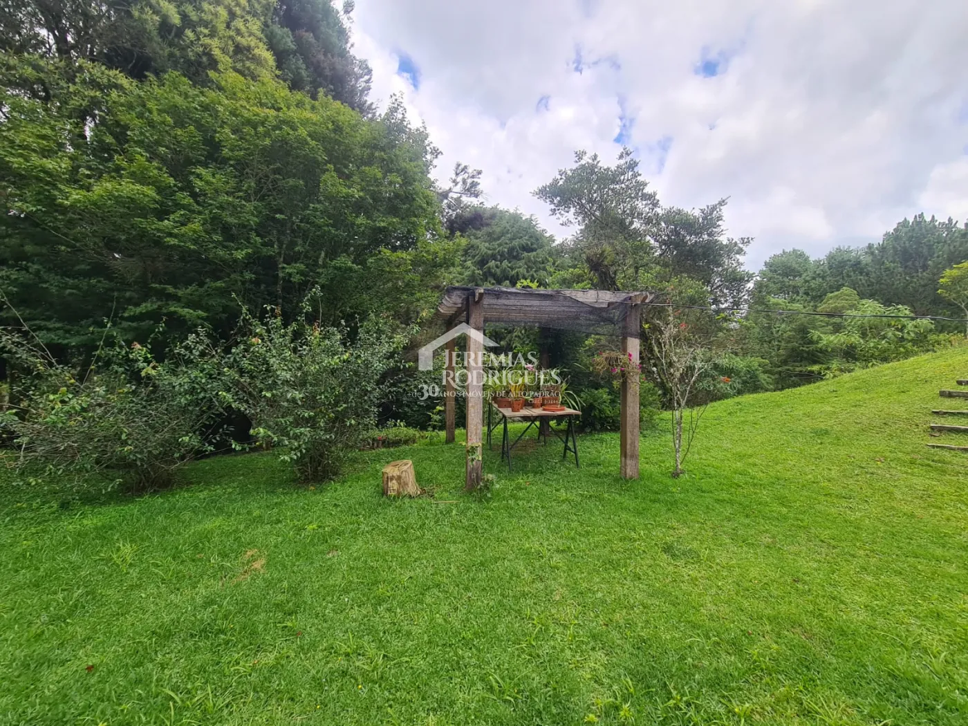 Casa à venda com 4 suítes no bairro Descansópolis em Campos do Jordão/SP.