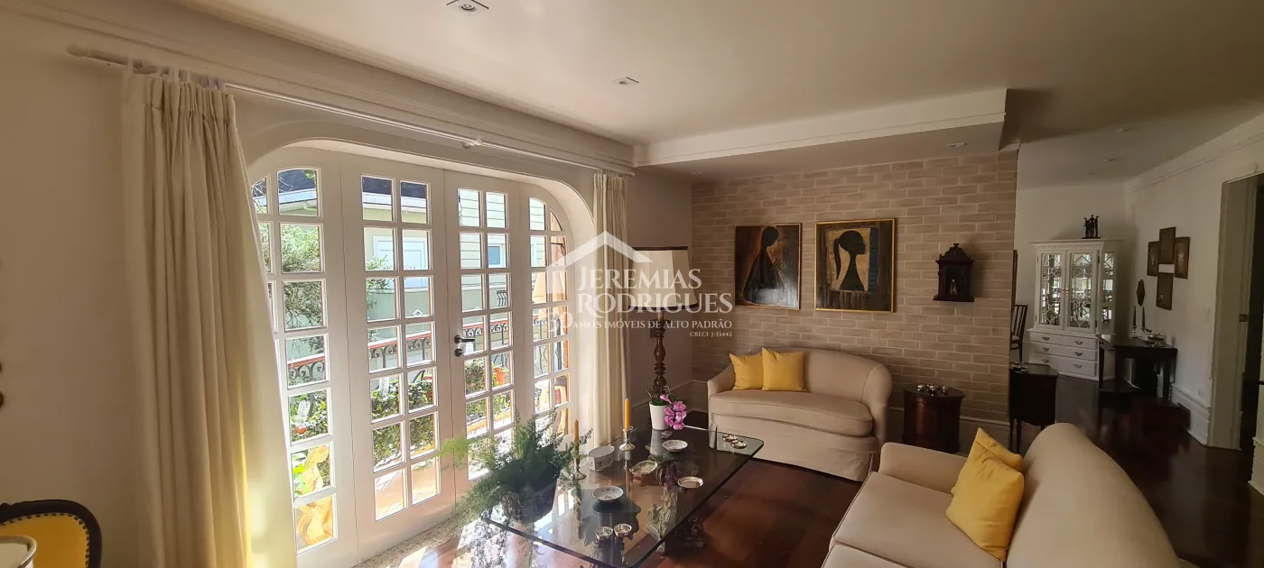 Apartamento à venda com 4 suítes no Edifício Evergreen em Campos do Jordão/SP