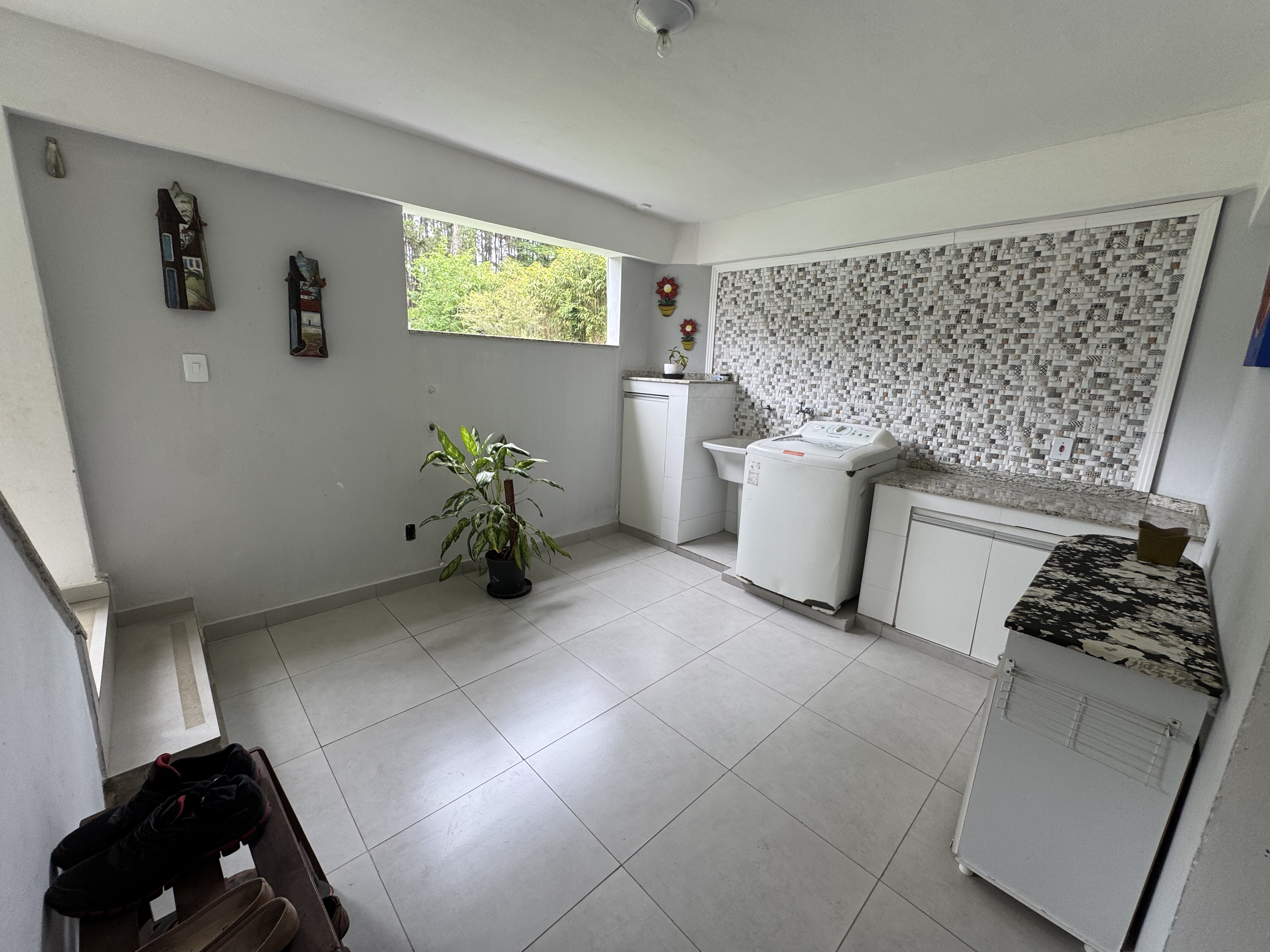 Casa à venda com 3 dormitórios no Condomínio Village Paineiras em Pindamonhangaba/SP.