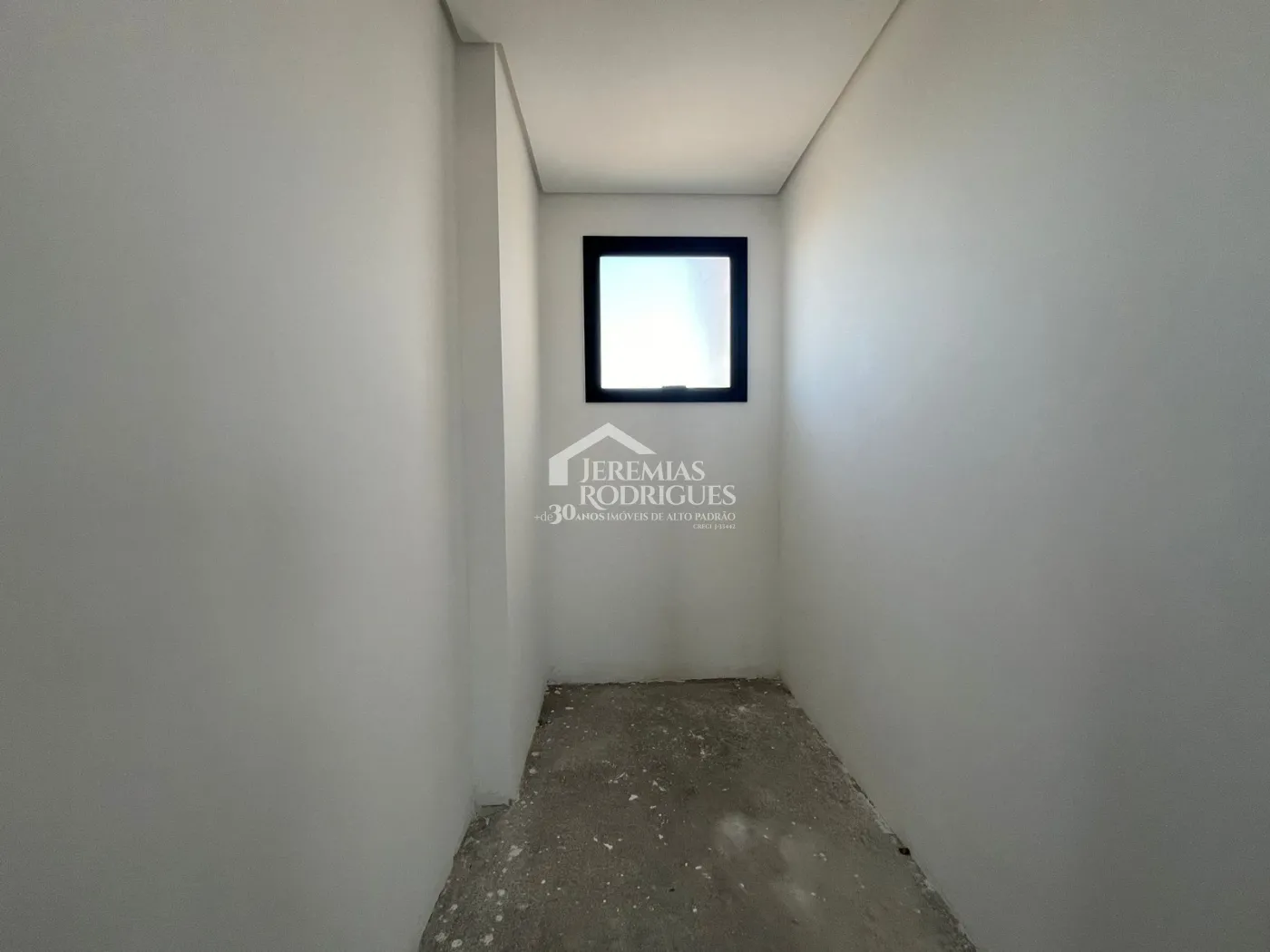 Apartamento à venda com 3 suítes, 211 m² no Edifício Europa em Taubaté/SP