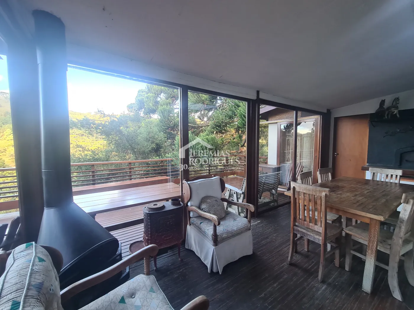 Casa à venda com 6 suítes no Condomínio Jardim Véu da Noiva em Campos do Jordão/SP