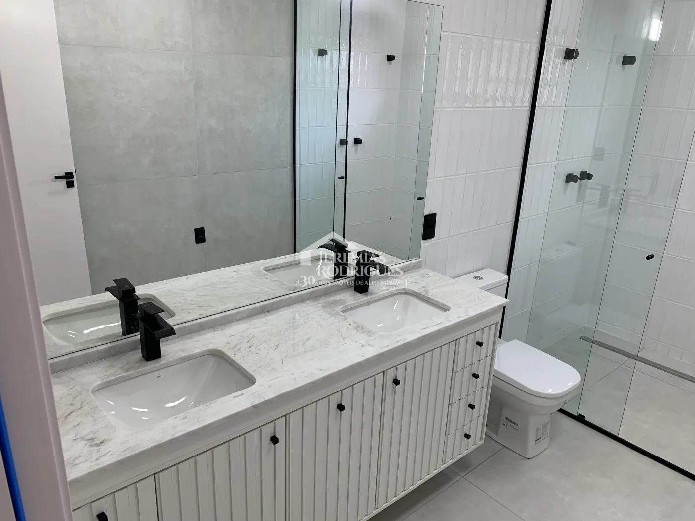 Casa à venda com 4 suítes no Condomínio Altos do Cataguá em Taubaté/SP