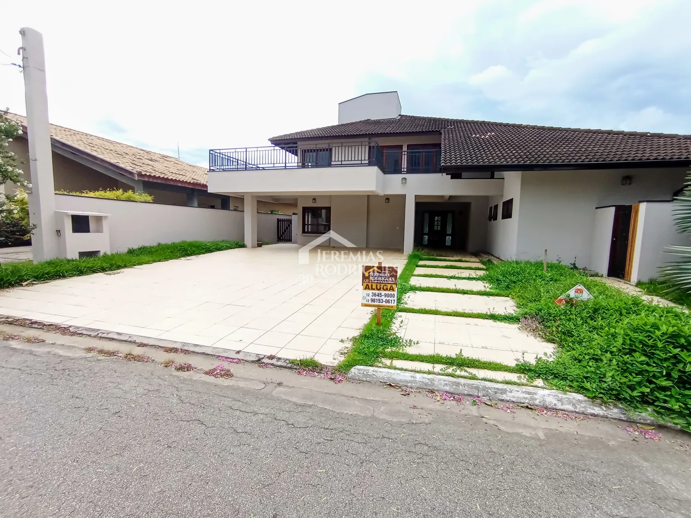 Casa à venda e locação com 4 suítes no Condomínio Colonial Village I em Pindamonhangaba/SP.