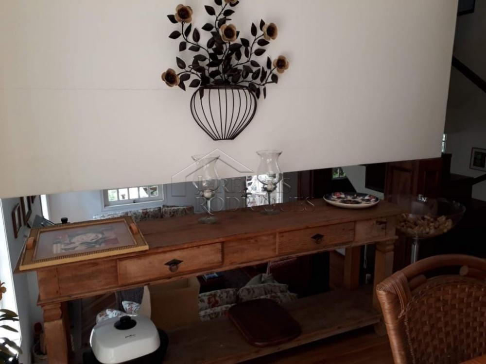 Casa à venda com 3 suítes no Condomínio Recanto do Fojo em Campos do Jordão/SP