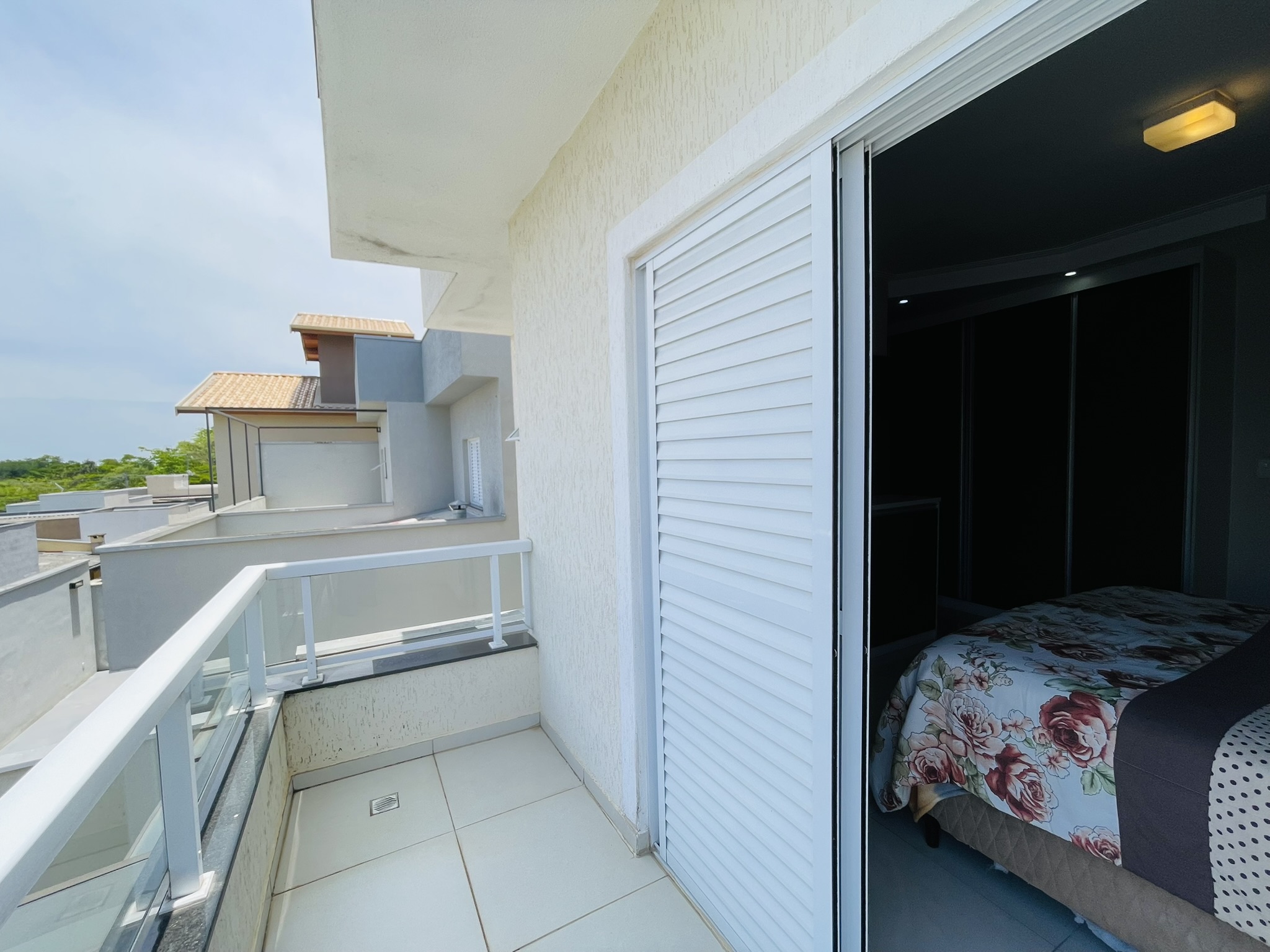 Casa à venda com 3 dormitórios no Condomínio Moema Ville em Pindamonhangaba/SP.