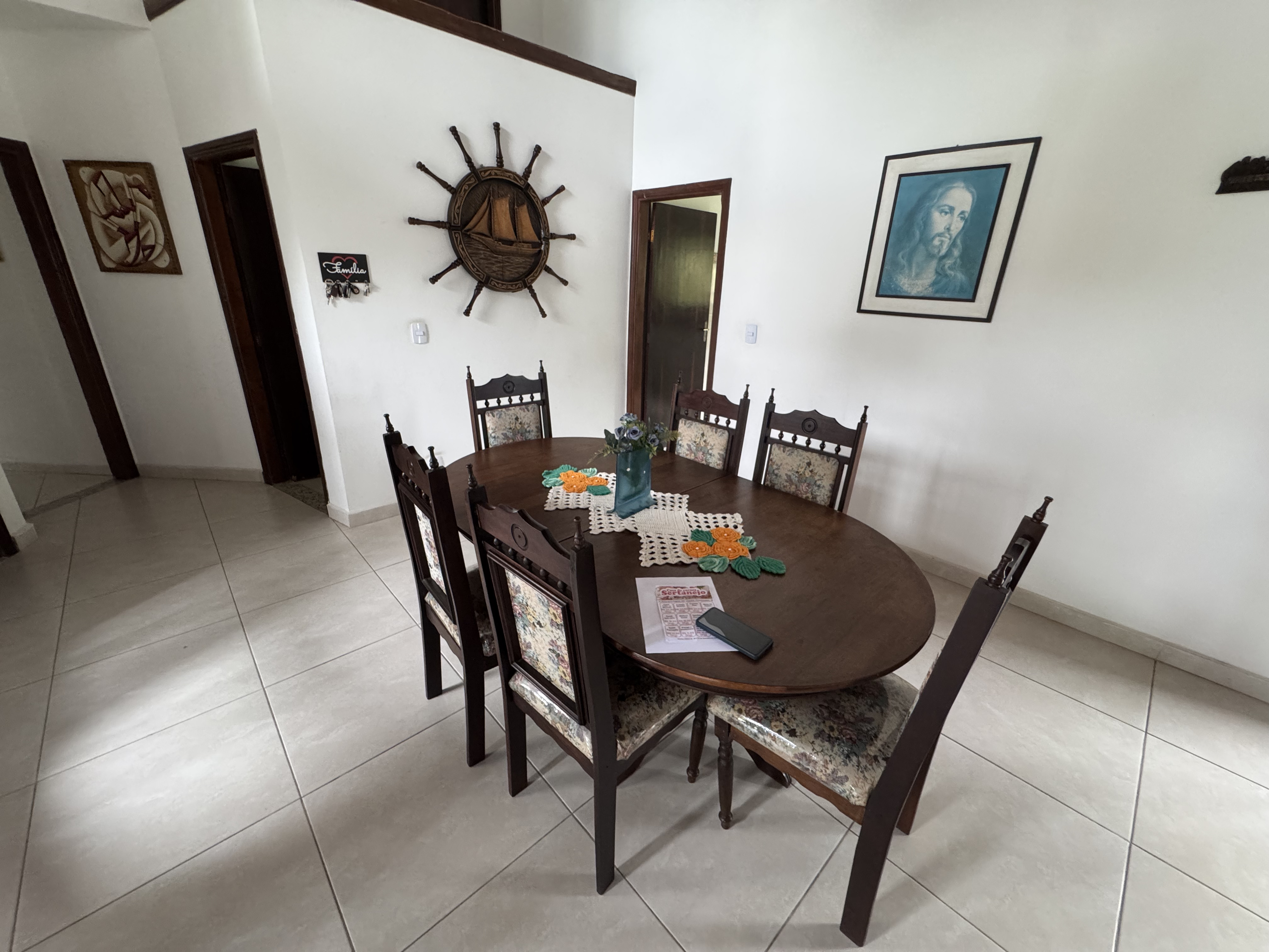 Casa à venda com 3 dormitórios no Condomínio Village Paineiras em Pindamonhangaba/SP.