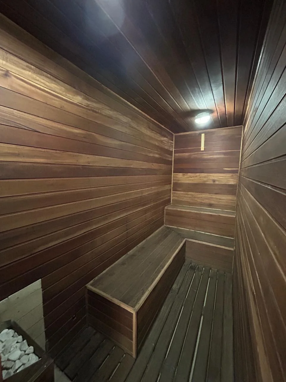 Casa á venda com 4 dormitórios no Condomínio Alto da Praia Vermelha em Ubatuba/SP.