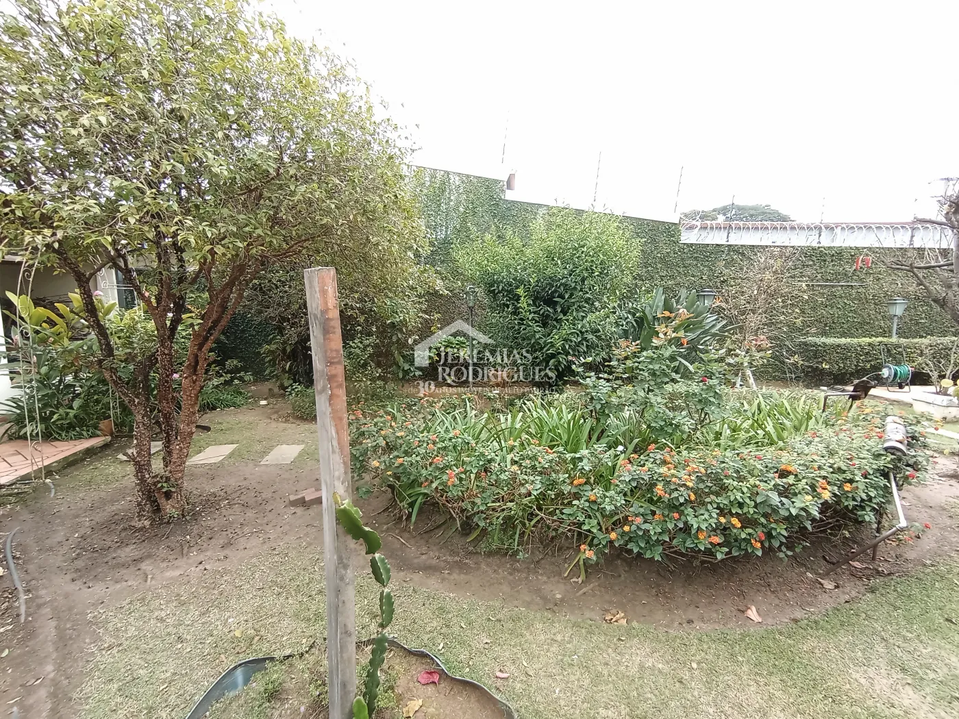 Casa para venda e locação com 3 suítes no bairro Parque das Flores em Taubaté/SP.