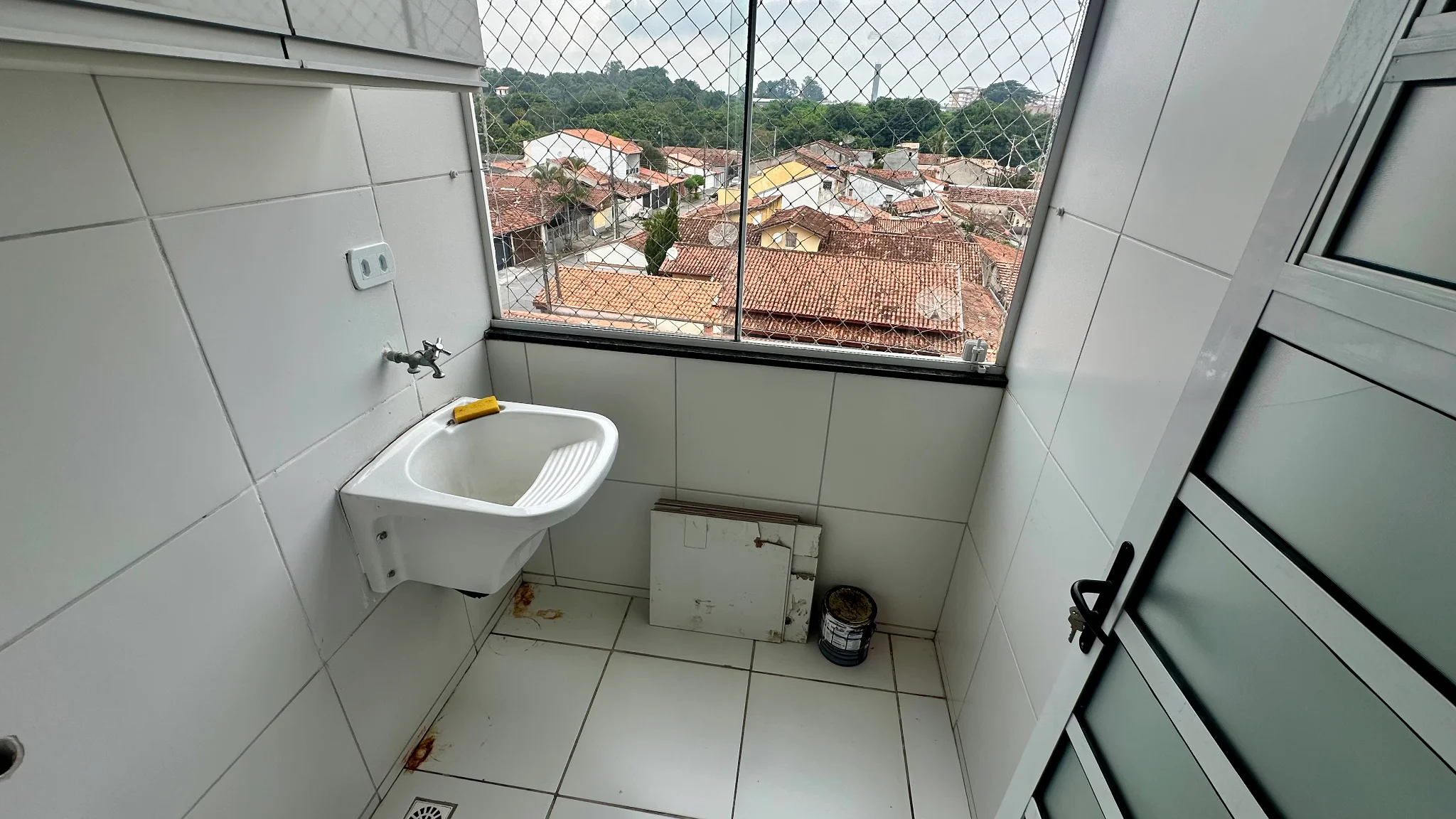 Apartamento para locação com 2 dormitórios no Condomínio Andrade em Pindamonhangaba/SP. 