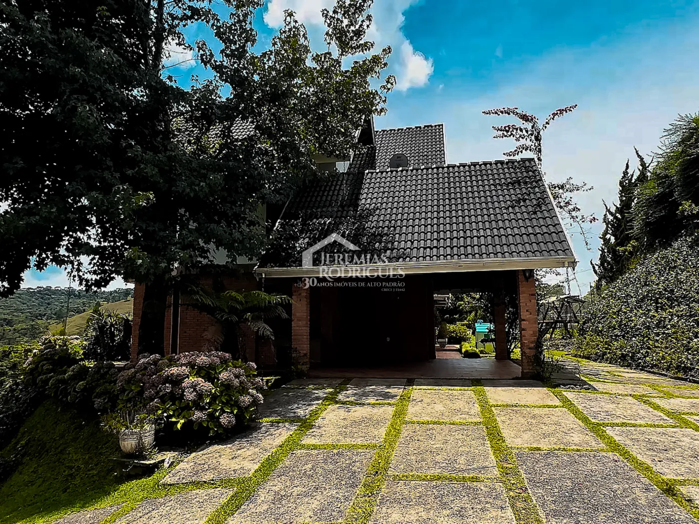 Casa à venda com 5 dormitórios no Condomínio Residencial Gran Ville em Campos do Jordão/SP.